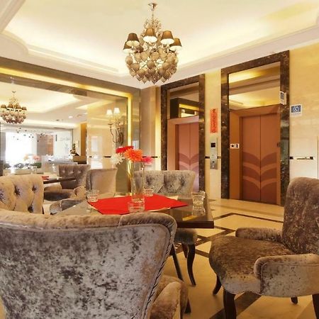 The Metro Hotel Тайджун Екстериор снимка