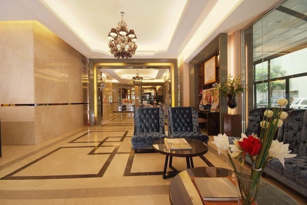 The Metro Hotel Тайджун Екстериор снимка