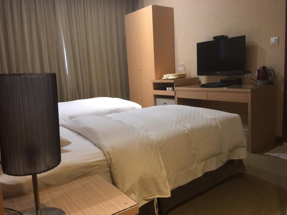 The Metro Hotel Тайджун Екстериор снимка