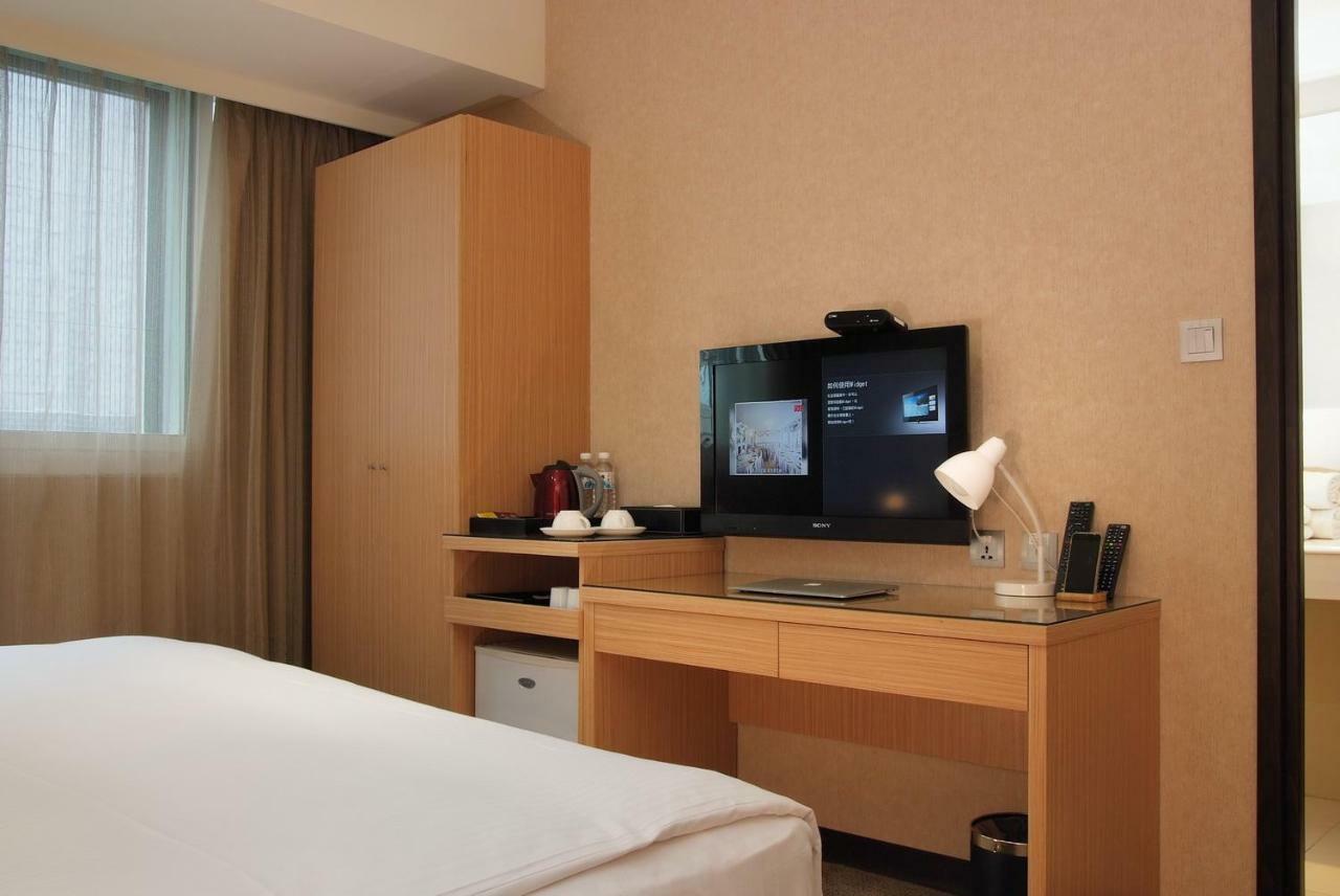 The Metro Hotel Тайджун Екстериор снимка