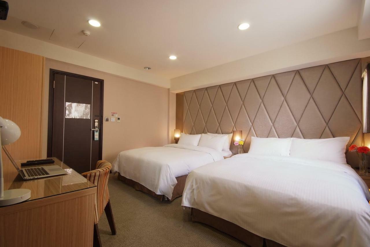 The Metro Hotel Тайджун Екстериор снимка