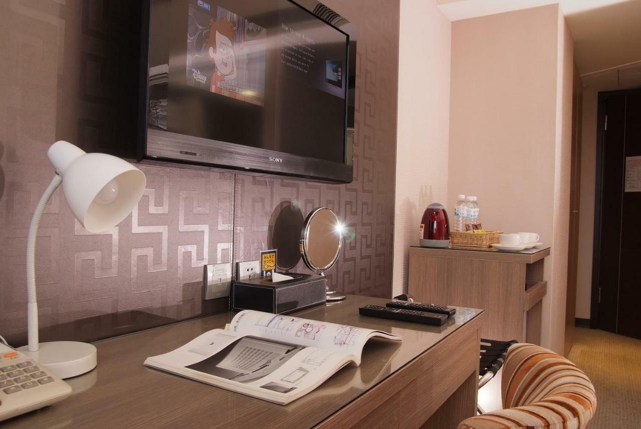 The Metro Hotel Тайджун Екстериор снимка