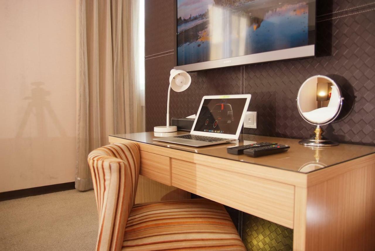 The Metro Hotel Тайджун Екстериор снимка