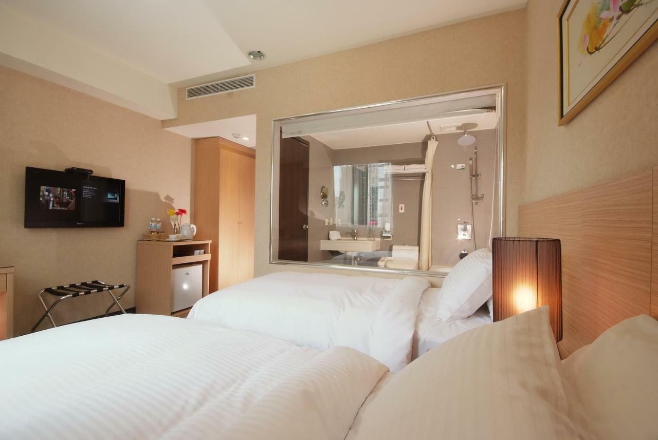 The Metro Hotel Тайджун Екстериор снимка