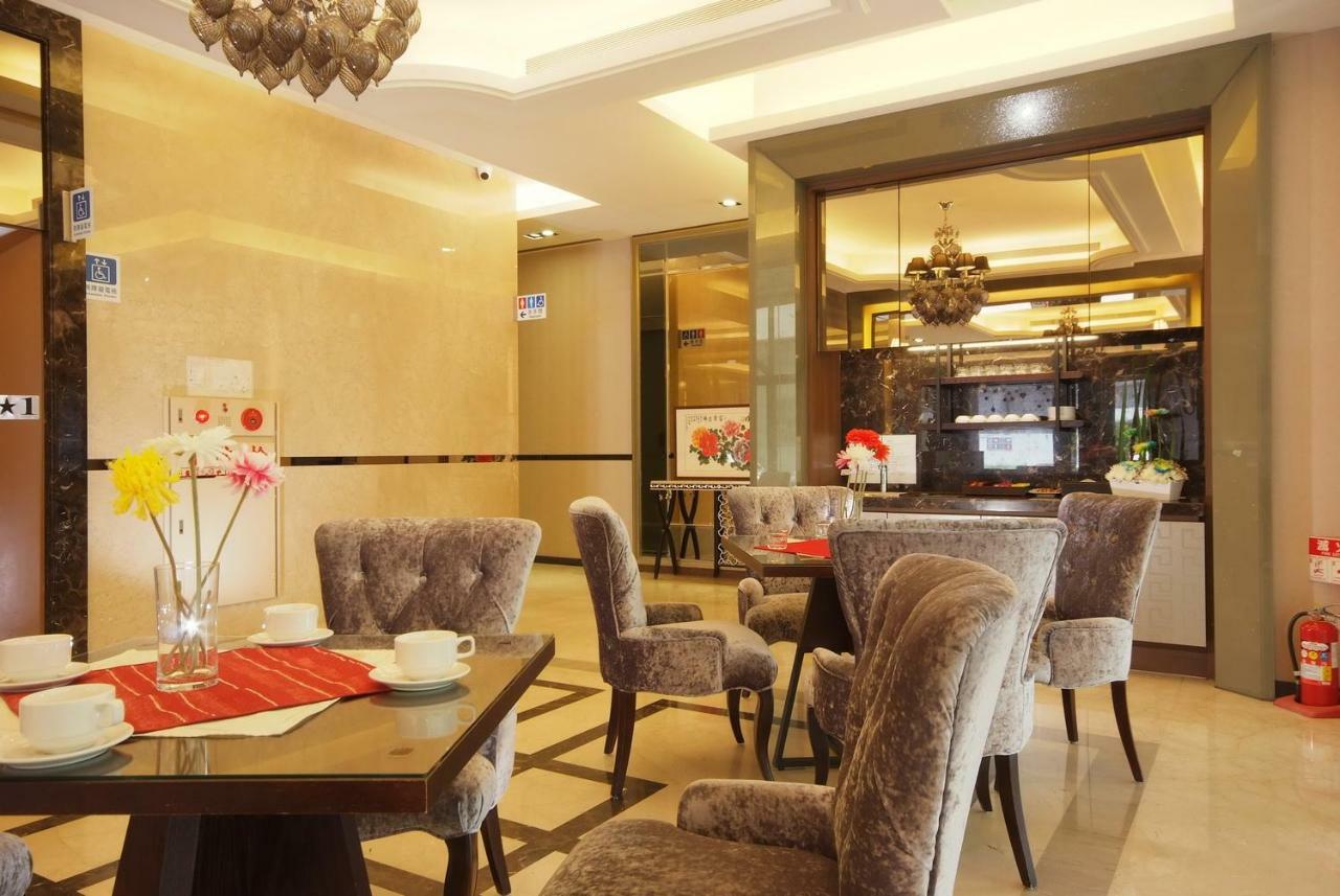 The Metro Hotel Тайджун Екстериор снимка