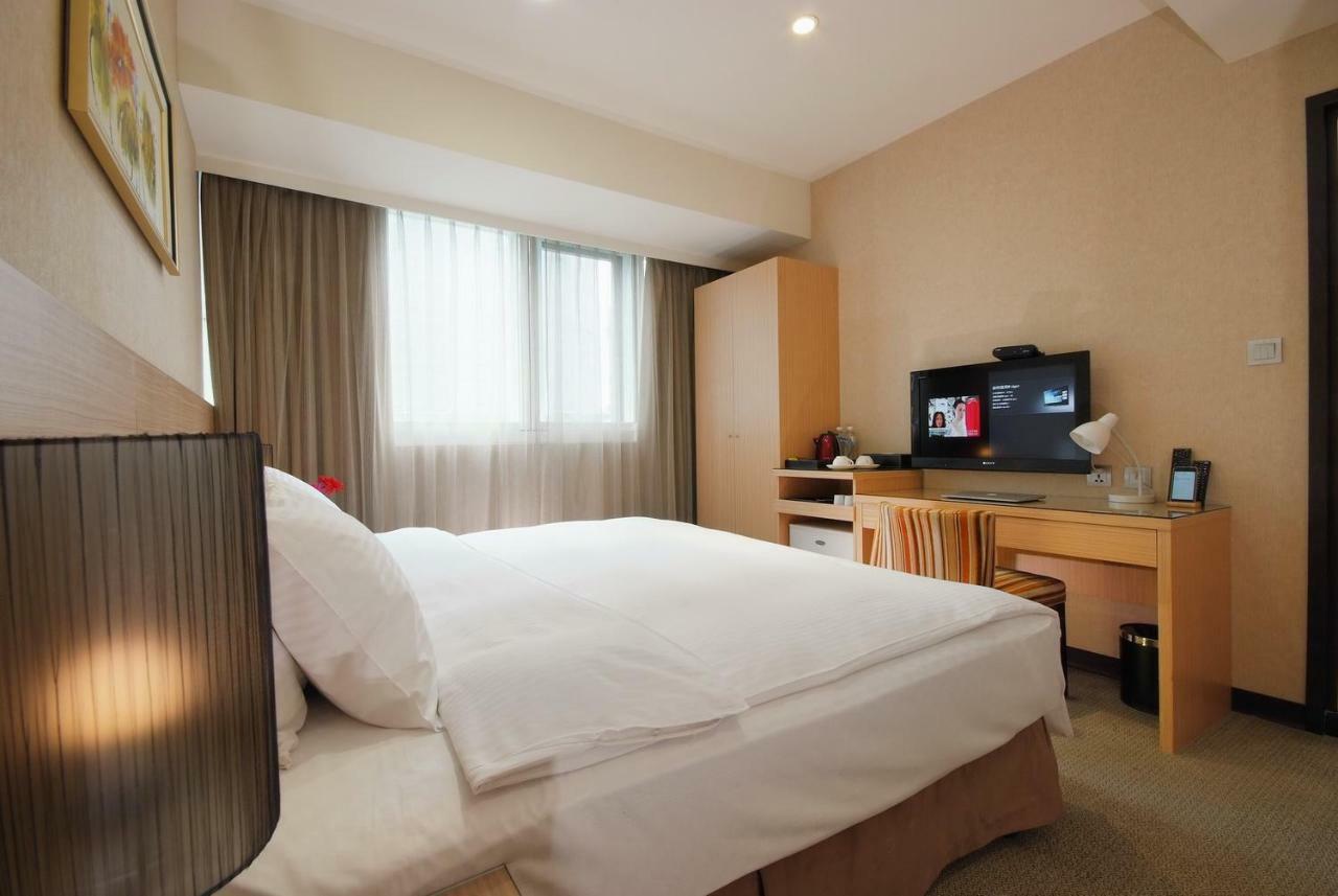 The Metro Hotel Тайджун Екстериор снимка