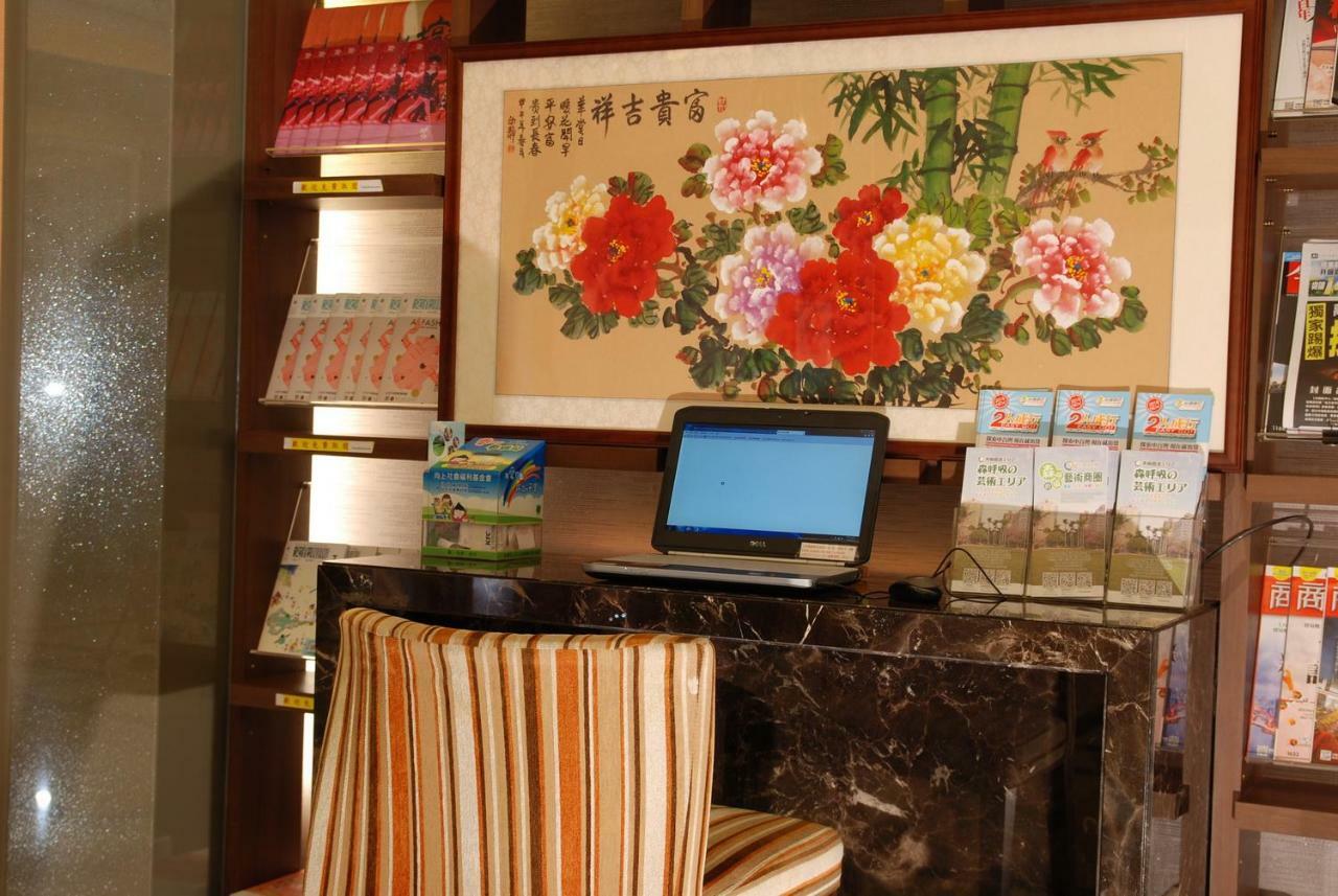 The Metro Hotel Тайджун Екстериор снимка