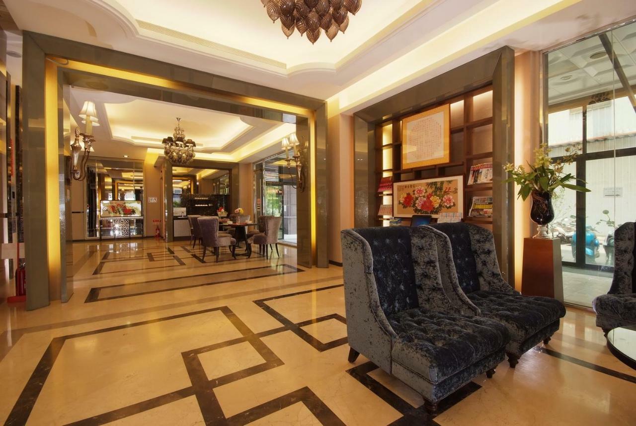The Metro Hotel Тайджун Екстериор снимка