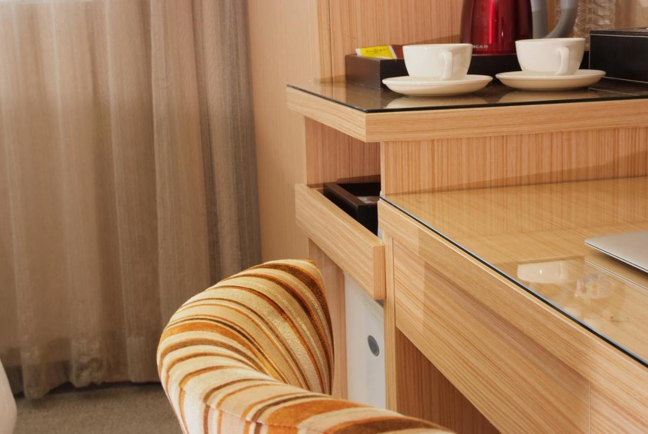 The Metro Hotel Тайджун Екстериор снимка