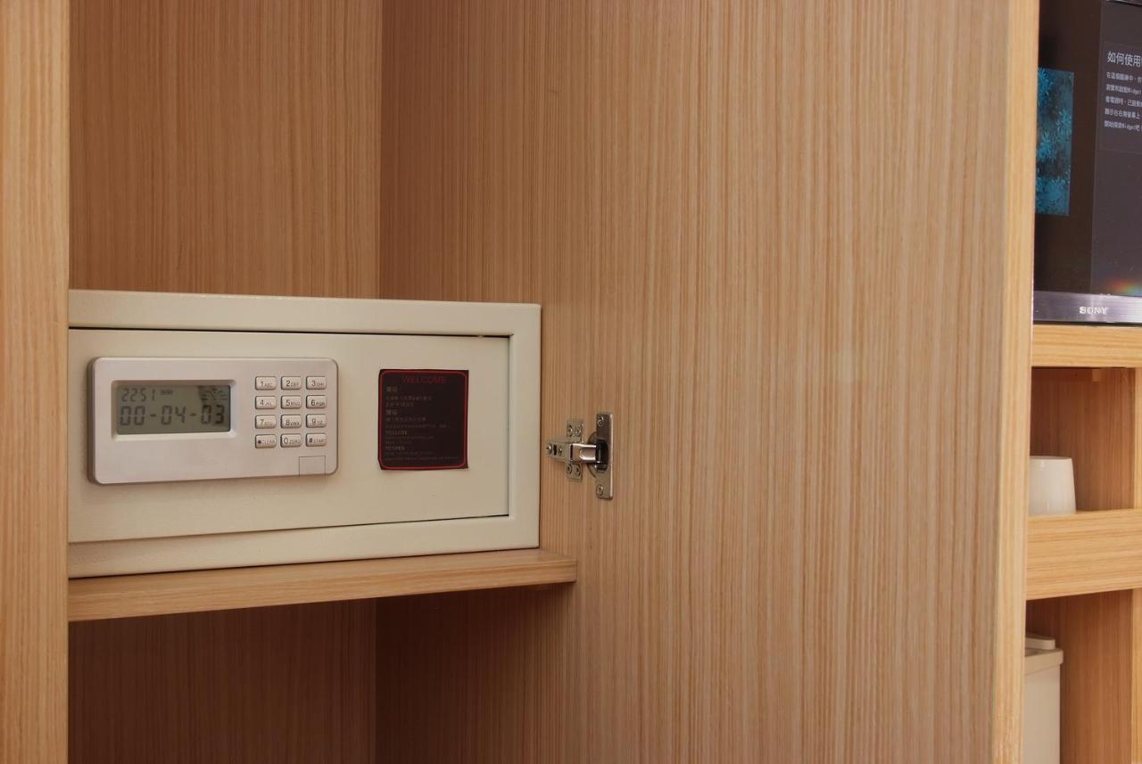 The Metro Hotel Тайджун Екстериор снимка