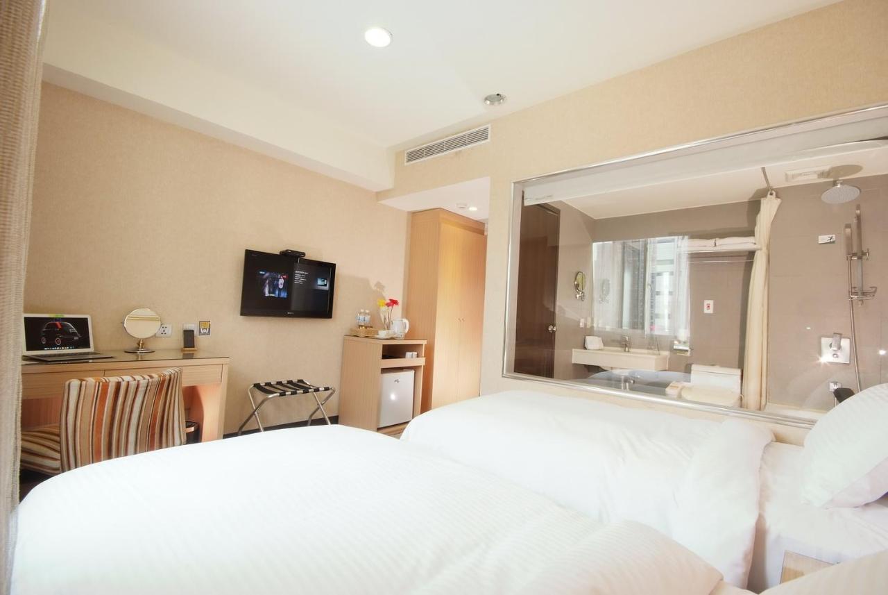 The Metro Hotel Тайджун Екстериор снимка