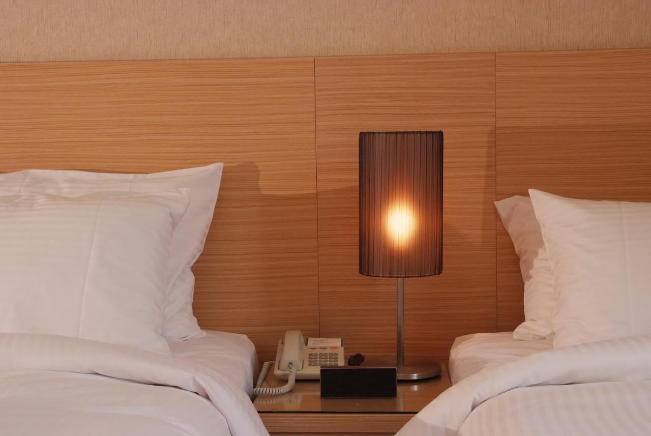 The Metro Hotel Тайджун Екстериор снимка